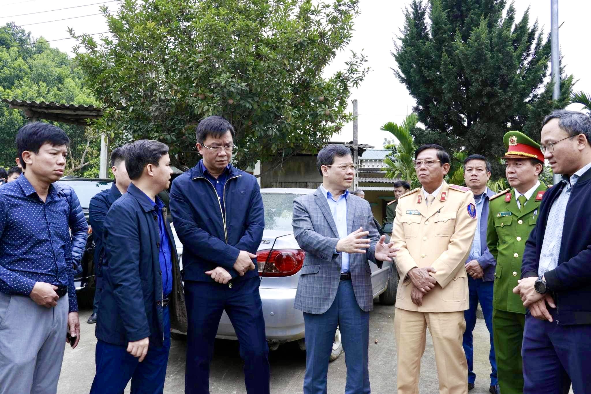 Trích xuất camera, hộp đen phương tiện để điều tra vụ tai nạn xe khách nghiêm trọng tại Tuyên Quang - Ảnh 2.