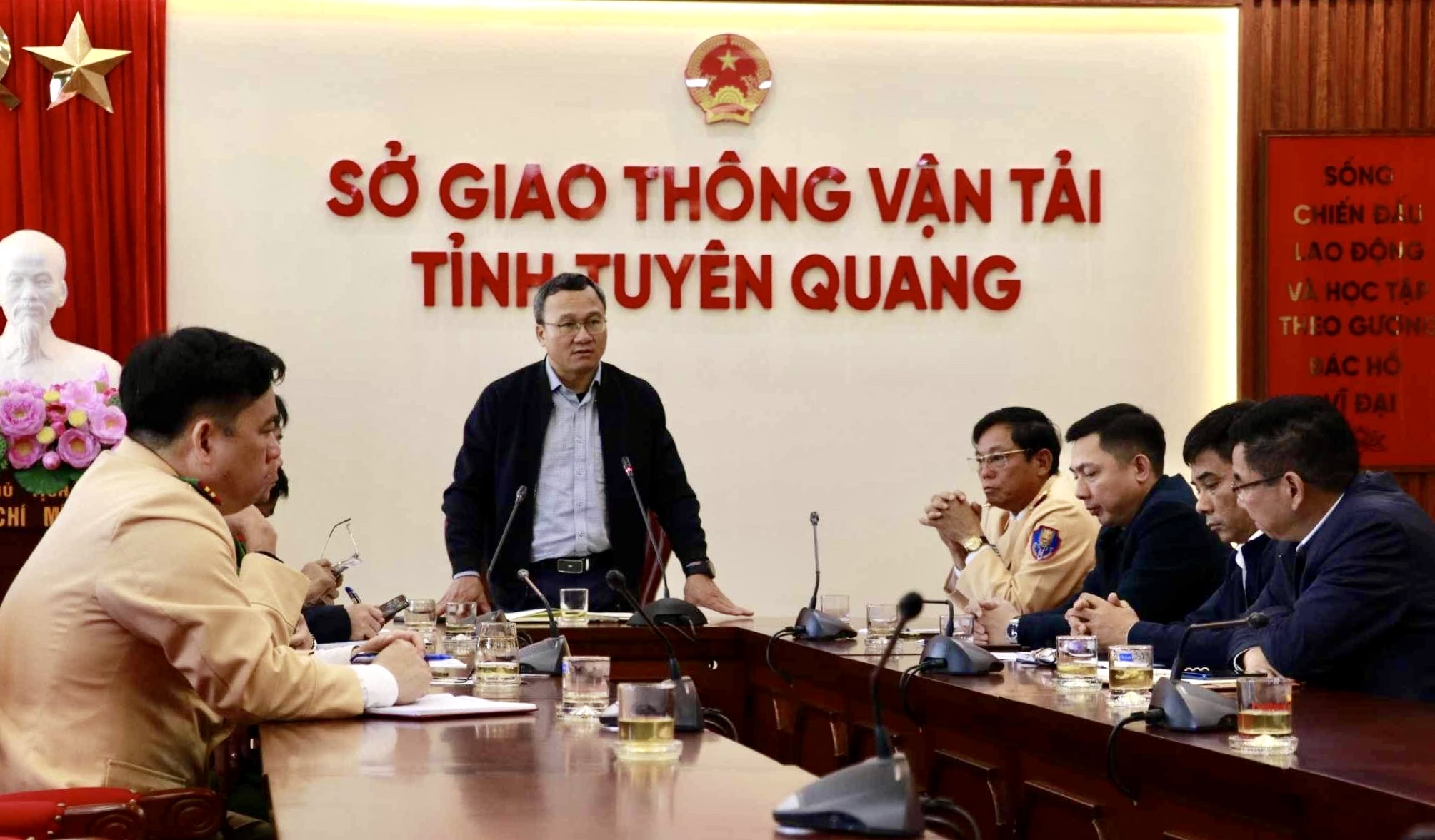 Trích xuất camera, hộp đen phương tiện để điều tra vụ tai nạn xe khách nghiêm trọng tại Tuyên Quang - Ảnh 1.