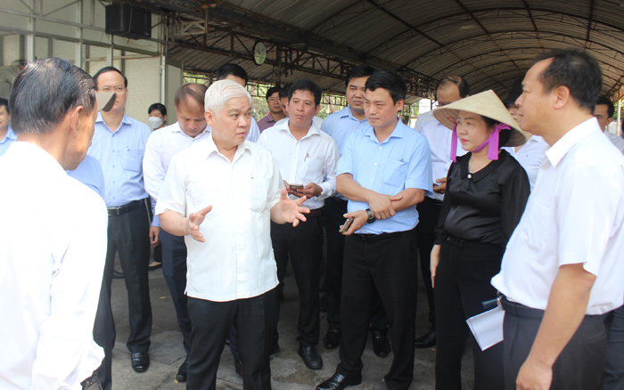 Bí thư Tỉnh ủy tỉnh Bình Dương Nguyễn Văn Lợi trong một chuyến kiểm tra các khu đất công trên địa bàn TP.Thủ Dầu Một. Ảnh: Nguyên Vỹ