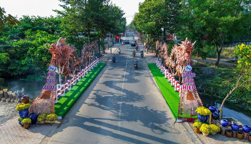 Với chiều dài 29m, cặp rồng lu được lắp ghép từ hơn 14.000 lu hũ gốm nung truyền thống. Ảnh: T.L
