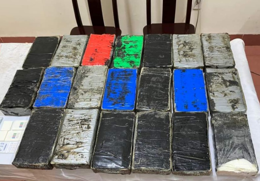 Hơn 20kg nghi ma tuý dạt vô bờ biển- Ảnh 2.