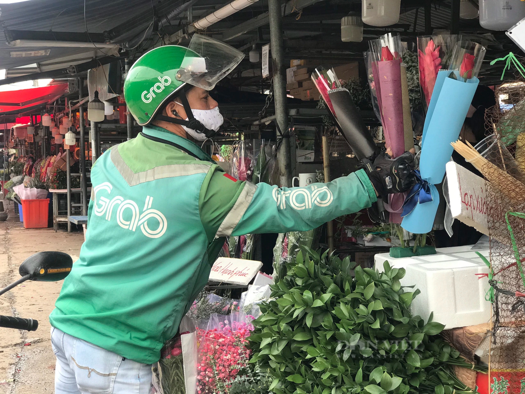 Hoa hồng đắt khách, có giá khoảng 150.000 - 300.000 đồng/bó. Ảnh: Kiều Anh