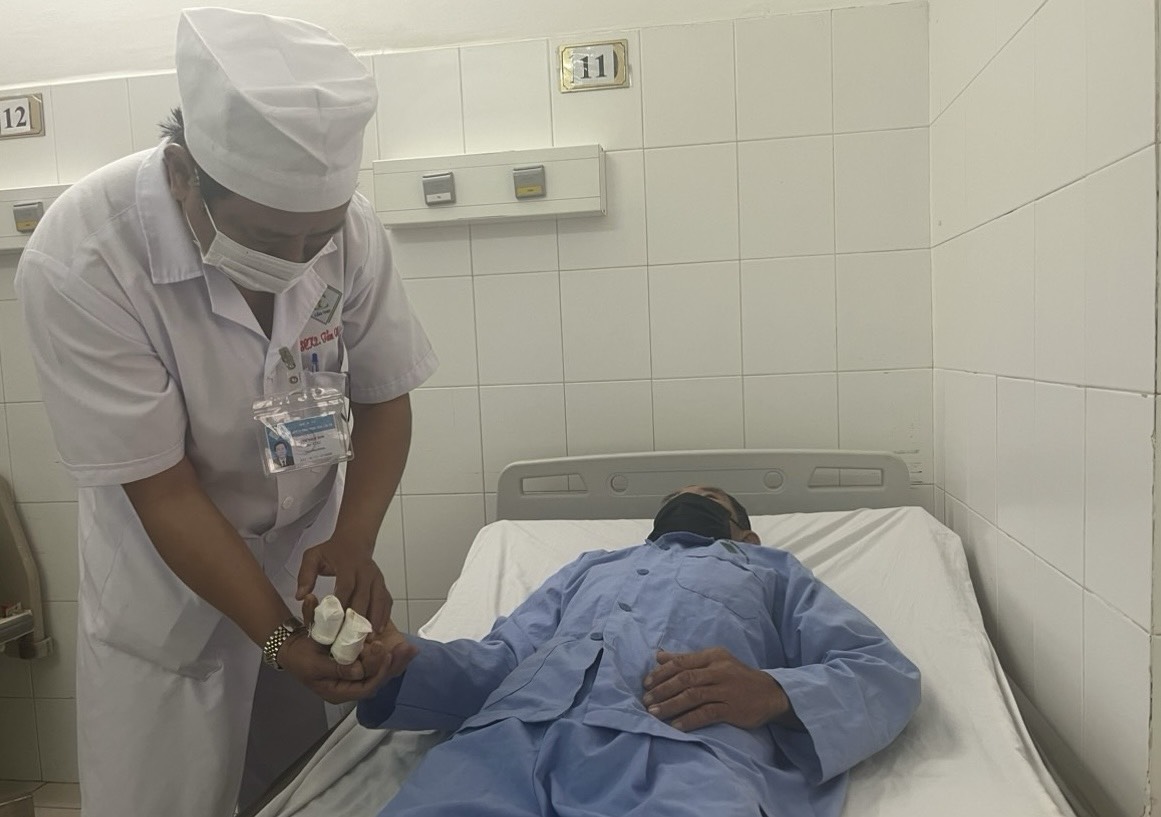 Người đàn ông suýt mất "của quý" bởi hệ thống máy sục khí nuôi tôm- Ảnh 2.