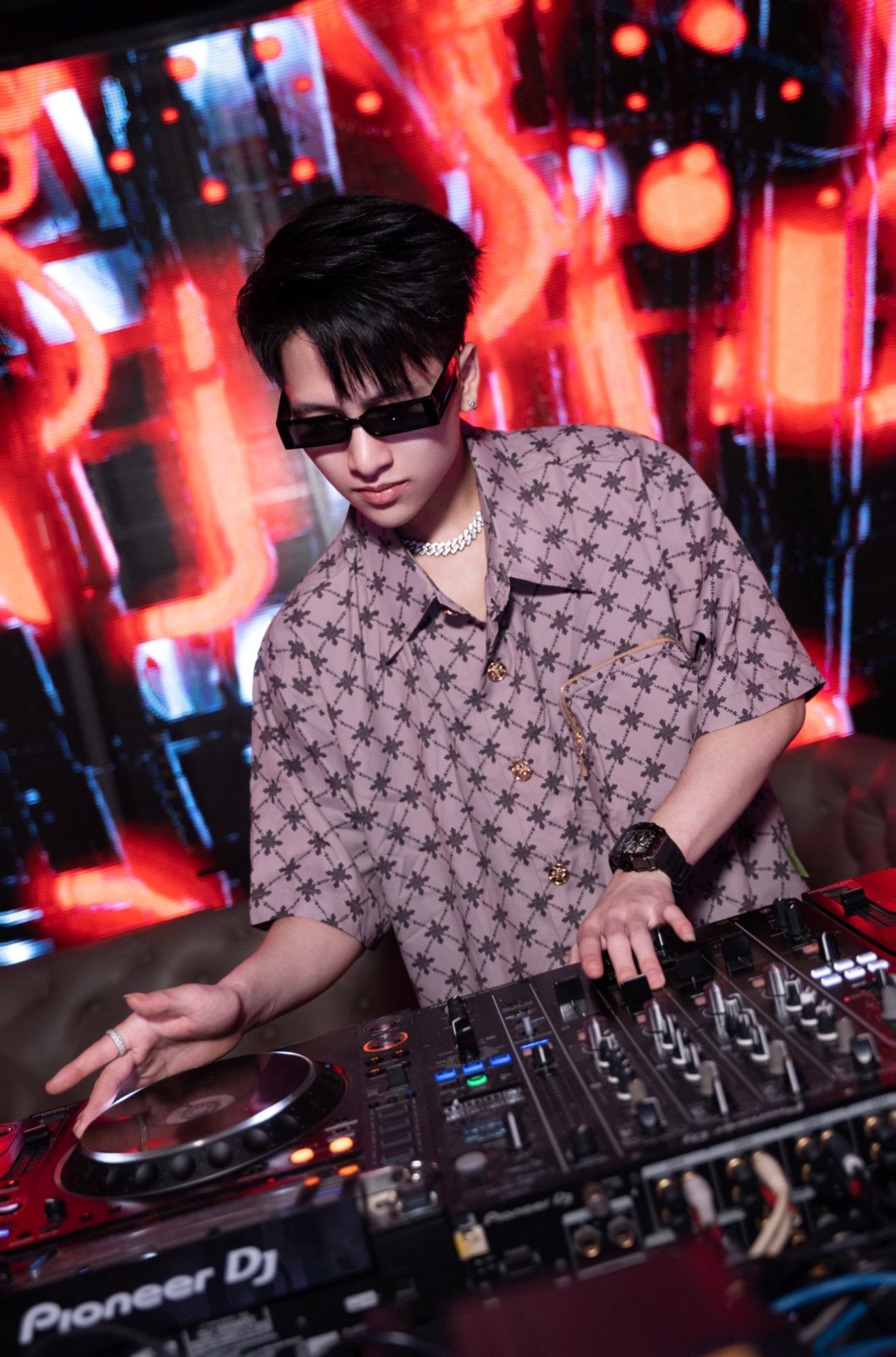Nam DJ tiết lộ mức cát-xê khó ngờ khi chơi nhạc cho ca sĩ, ban nhạc nổi tiếng - Ảnh 3.