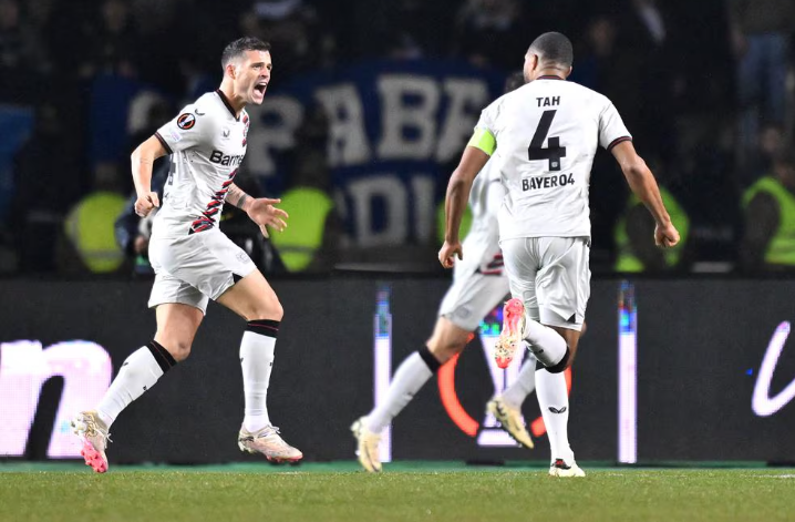 Bayer Leverkusen suýt thua Qarabag, HLV Alonso thừa nhận gặp may- Ảnh 2.