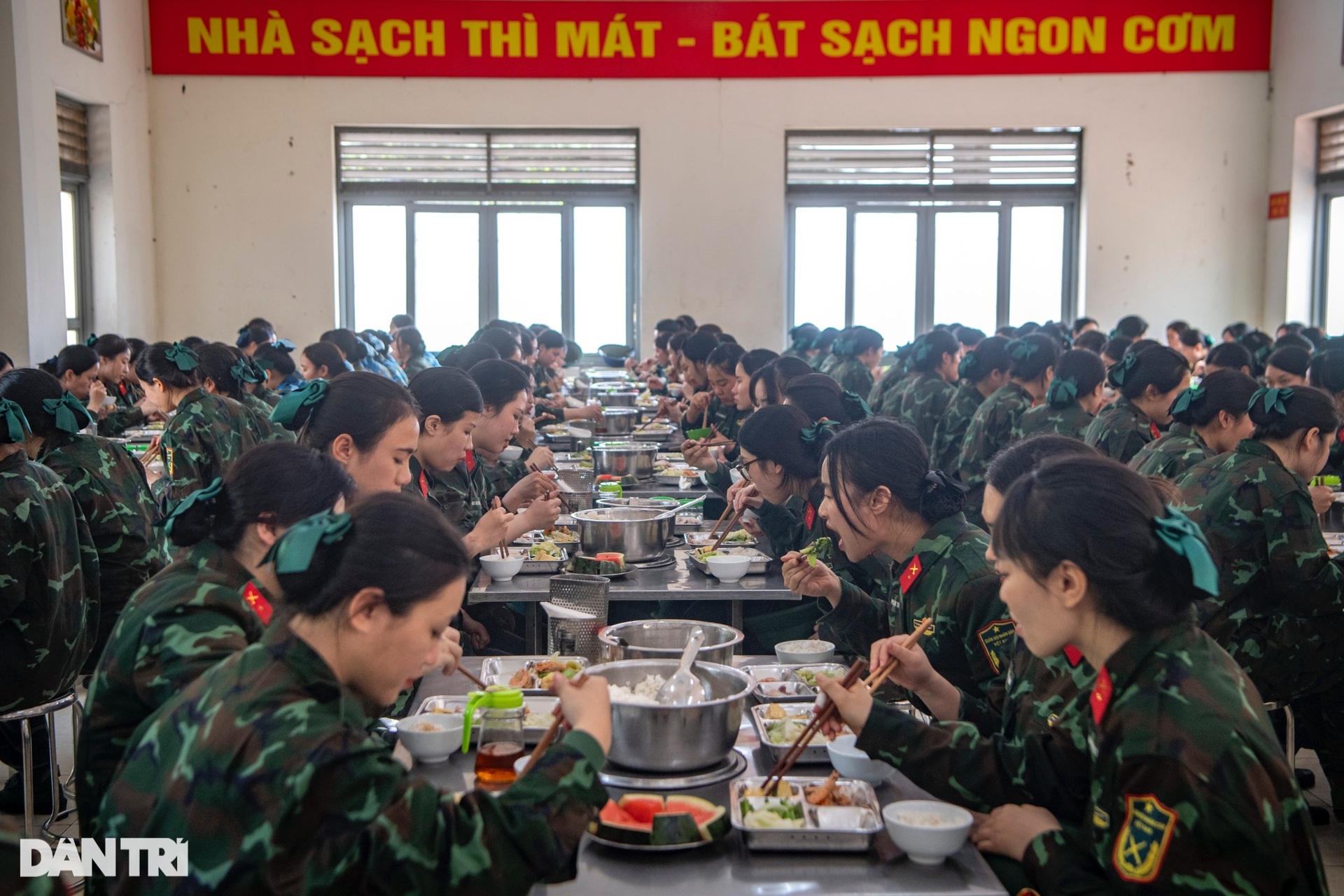 Lời chúc 8/3 của mẹ và sinh nhật đáng nhớ của nữ tân binh Bộ Tư lệnh Thủ đô- Ảnh 13.