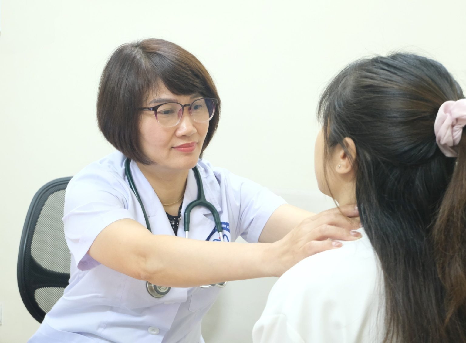 Biến chứng suy tim suýt chết vì tự ý điều trị bệnh bướu cổ - Ảnh 2.