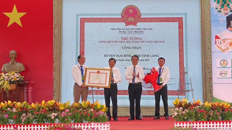 Một huyện của tỉnh Vĩnh Long vừa được công nhận đạt chuẩn nông thôn mới, đó là huyện nào?- Ảnh 1.