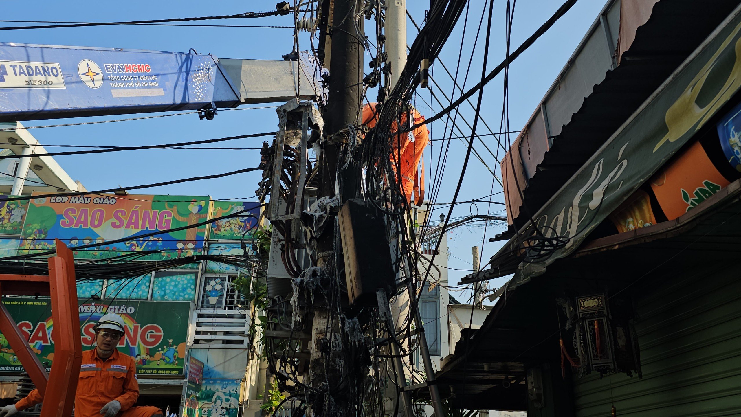 Trụ điện đặt máy biến áp bốc cháy, cả một khu vực mất điện ở TP.HCM- Ảnh 1.