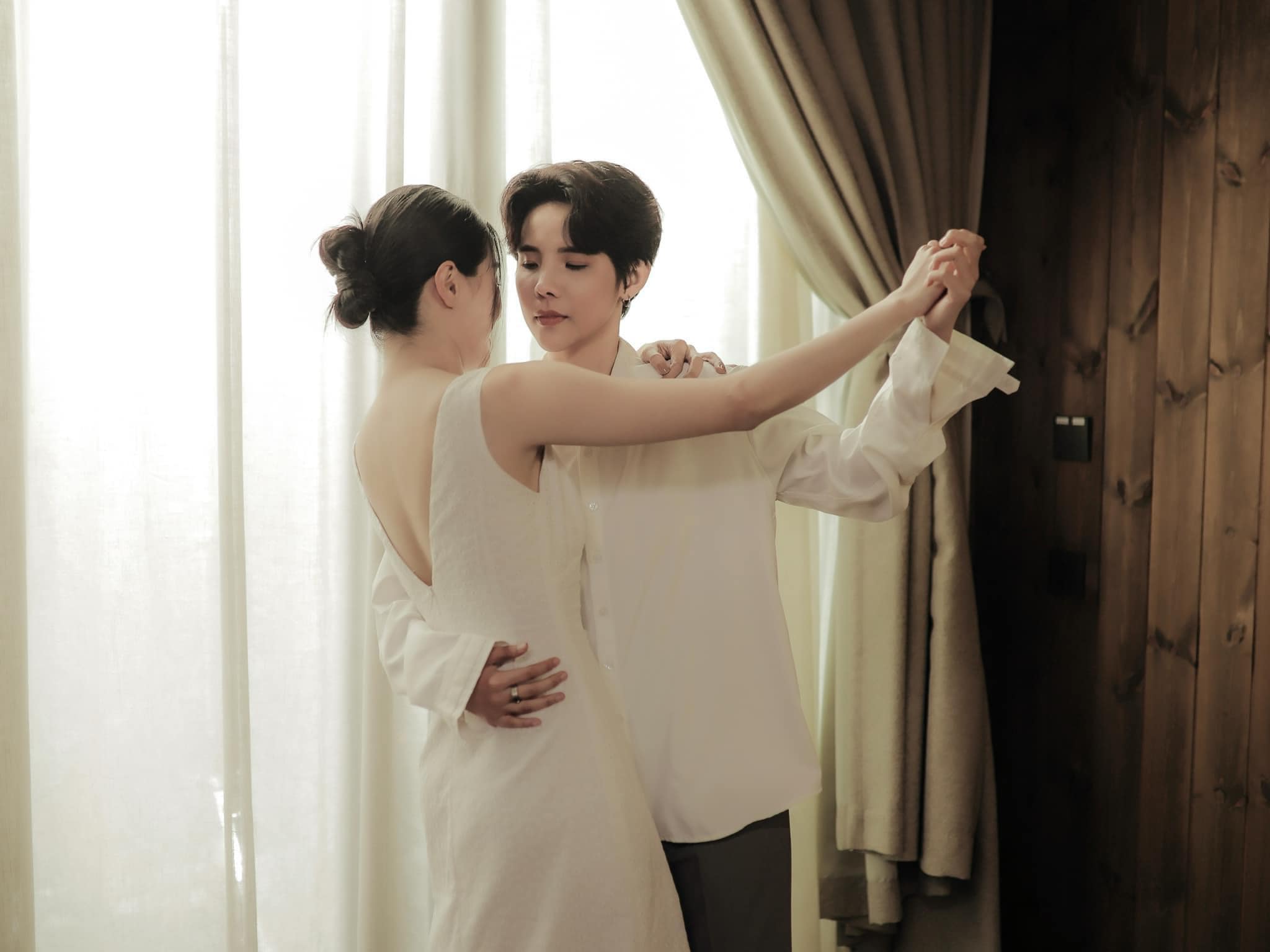 Vũ Cát Tường trở thành tâm điểm tối 8/3 khi chia sẻ hình ảnh tình tứ bên "người tình tin đồn"- Ảnh 2.