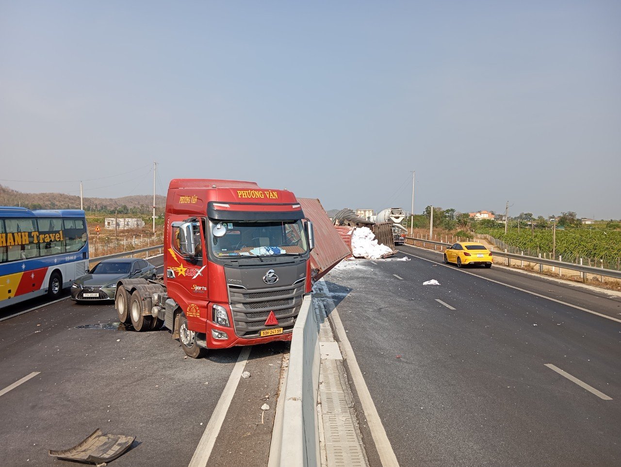 Kinh hãi khi 2 thùng container trên xe đầu kéo đang chạy thì văng xuống cao tốc Phan Thiết – Dầu Giây- Ảnh 1.