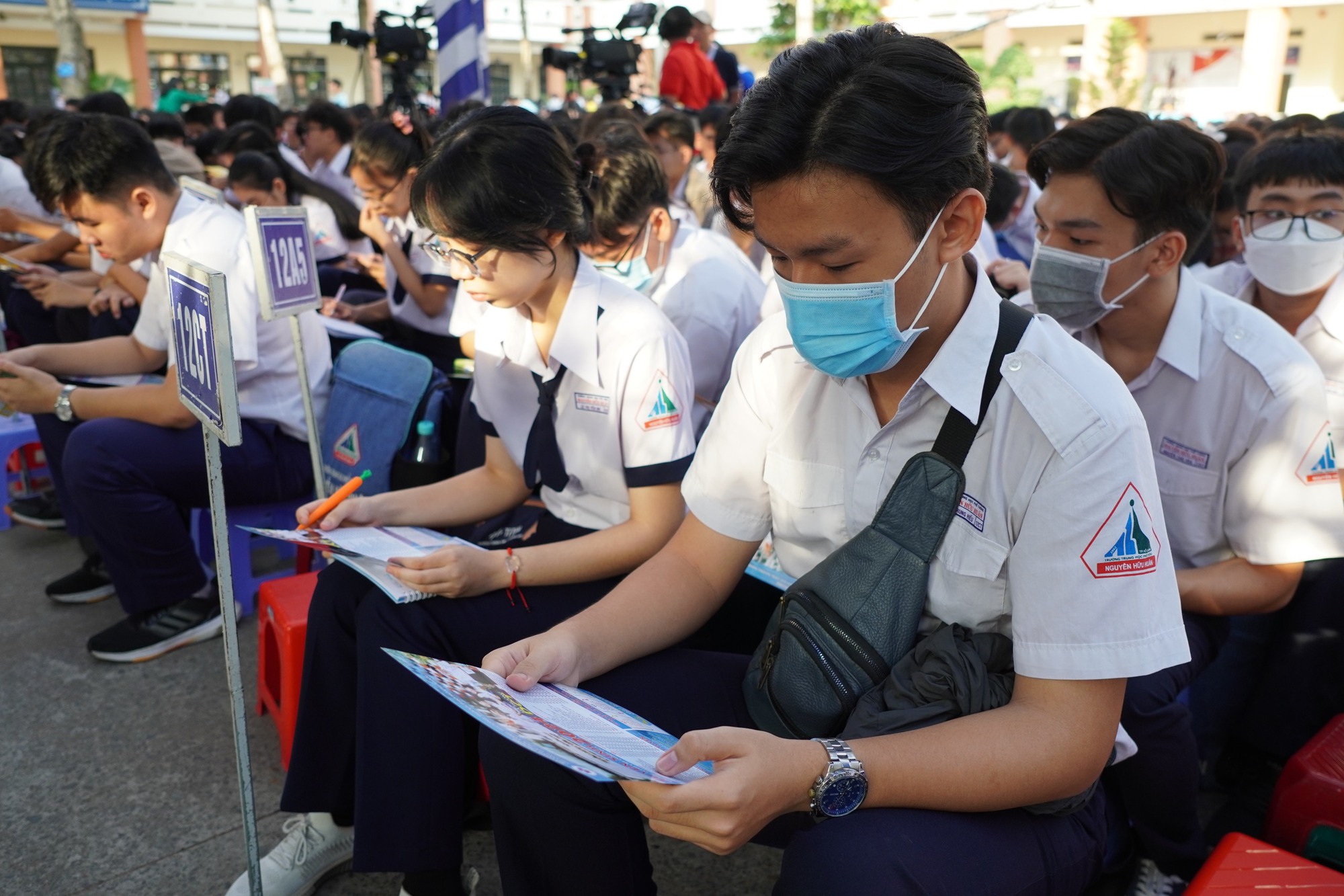 Chuyên gia tư vấn tuyển sinh cao đẳng, đại học cho 2.000 học sinh THPT- Ảnh 3.