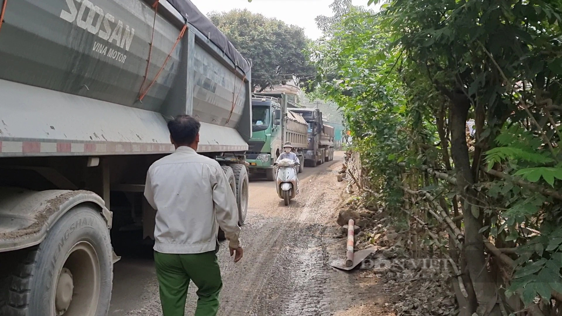 Dân khốn khổ vì xe tải chở cát hoành hành qua xã Thịnh Minh (TP Hòa Bình)- Ảnh 2.