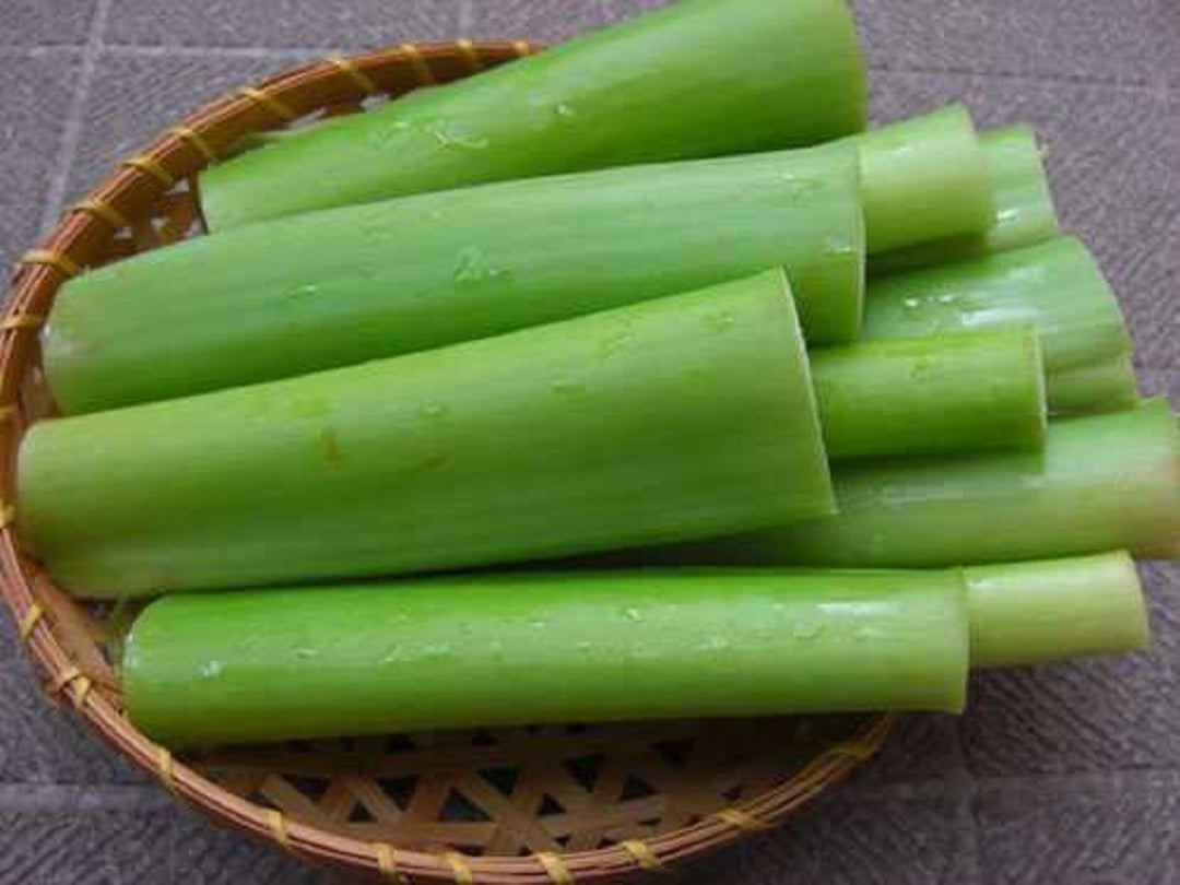 Không ngờ loại rau dại xưa hay cho lợn ăn, "lên đời" đặc sản 350.000 đồng/kg- Ảnh 3.