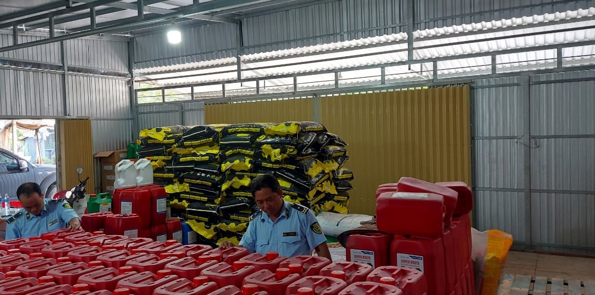 Hộ kinh doanh bị xử phạt do buôn bán phân bón giả- Ảnh 2.