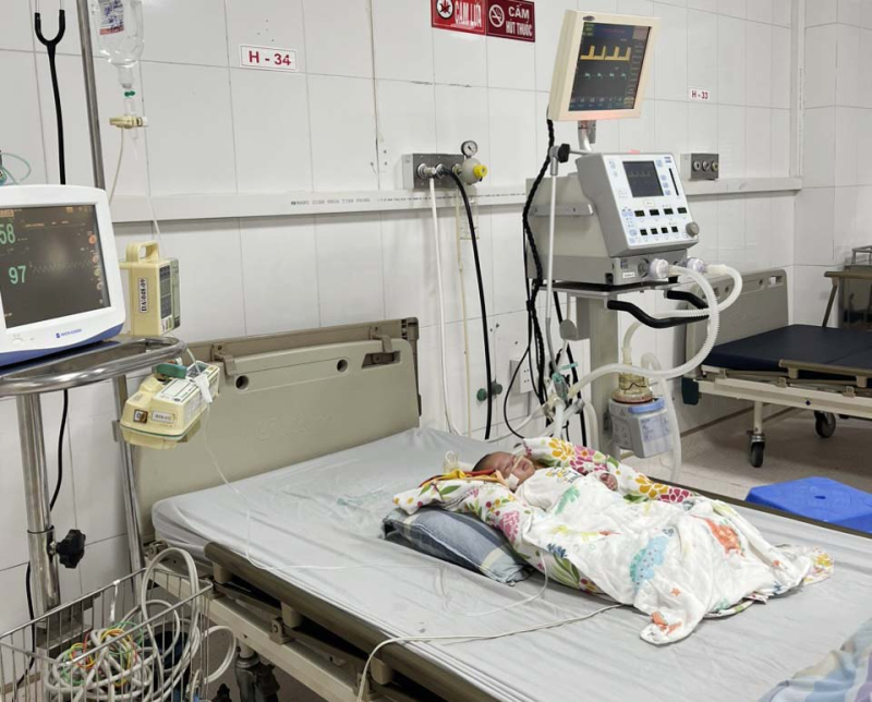 Giao mùa, gia tăng trẻ viêm đường hô hấp do virus hợp bào - Ảnh 1.