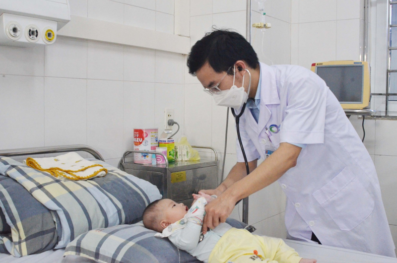 Giao mùa, gia tăng trẻ viêm đường hô hấp do virus hợp bào - Ảnh 3.