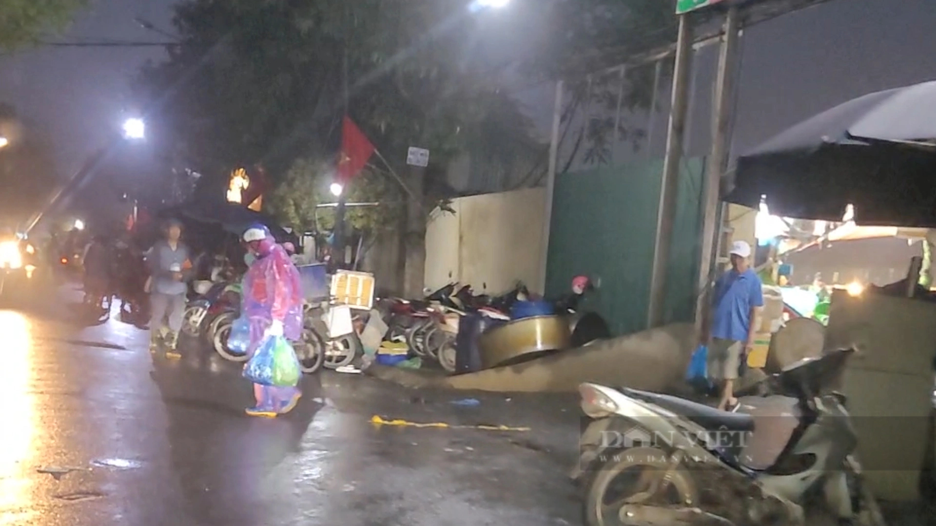 Tiểu thương liều mạng đi ngược chiều khi rời khỏi chợ La Khê (Hà Đông) lúc rạng sáng- Ảnh 1.