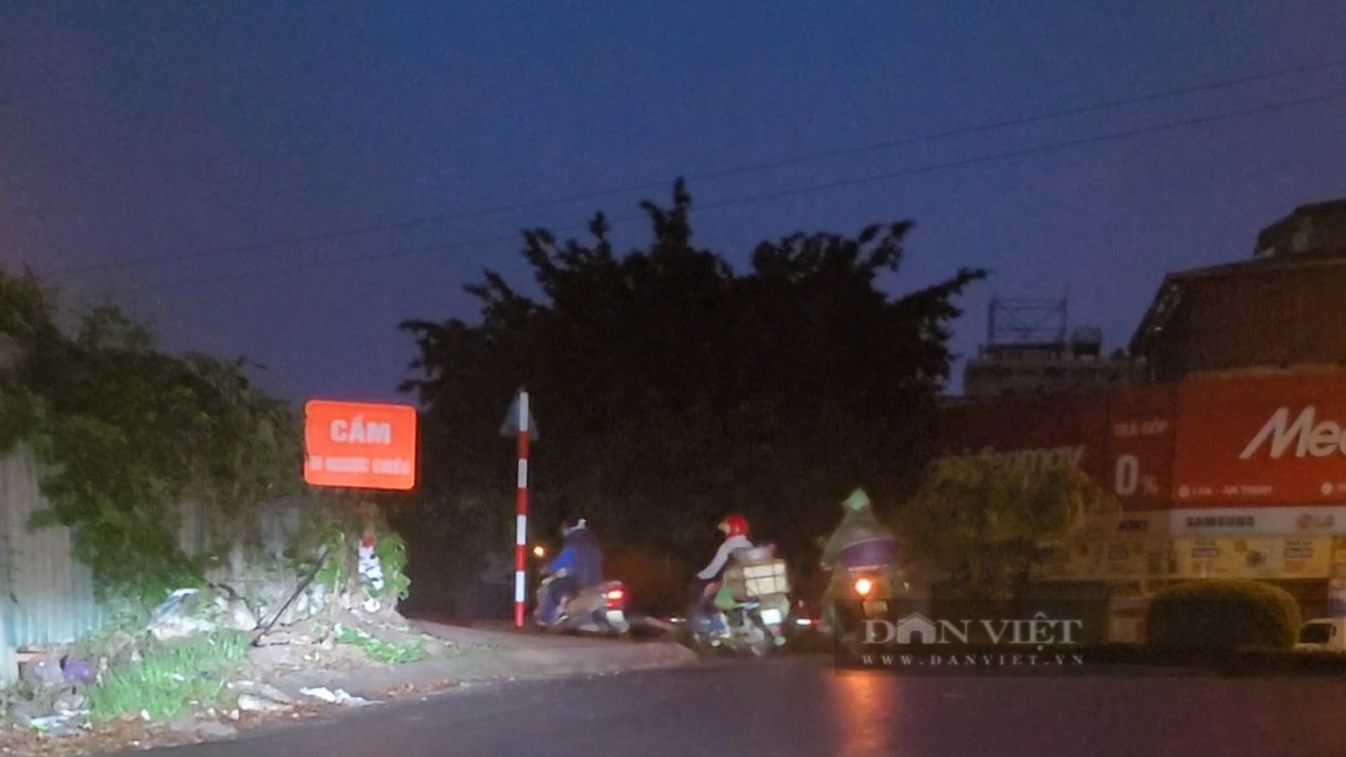 Tiểu thương liều mạng đi ngược chiều khi rời khỏi chợ La Khê (Hà Đông) lúc rạng sáng- Ảnh 2.