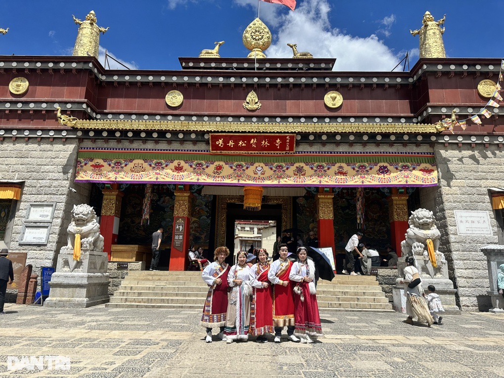 Bi hài tour giá rẻ Trung Quốc: Ăn cơm sinh viên, bị "bỏ bom" ở sân bay- Ảnh 4.