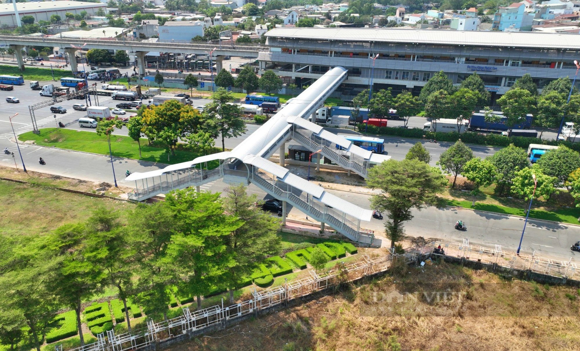 9 cầu đi bộ kết nối ga Metro số 1 TP.HCM trước ngày về đích - Ảnh 2.