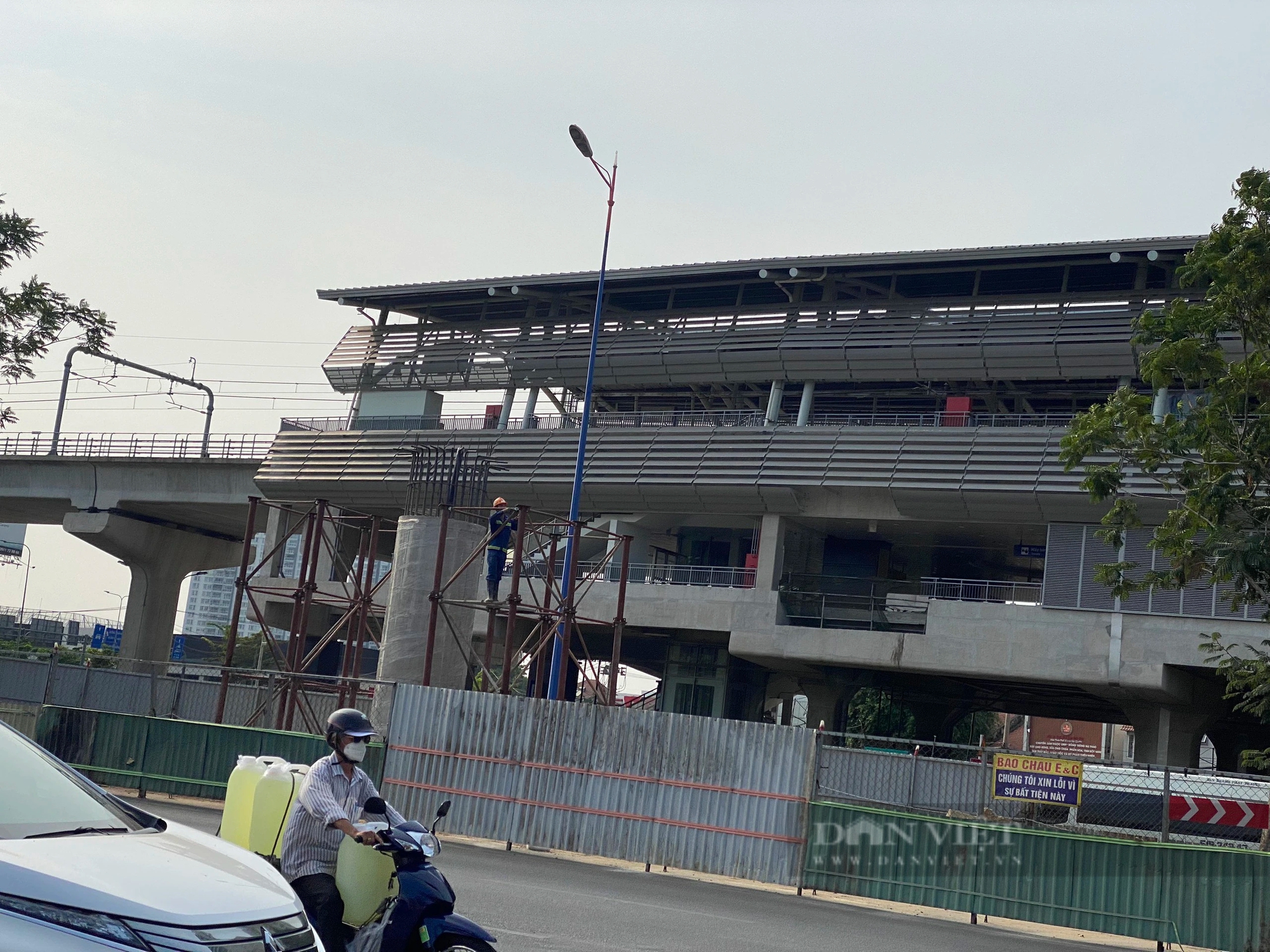 9 cầu đi bộ kết nối ga Metro số 1 TP.HCM trước ngày về đích - Ảnh 14.