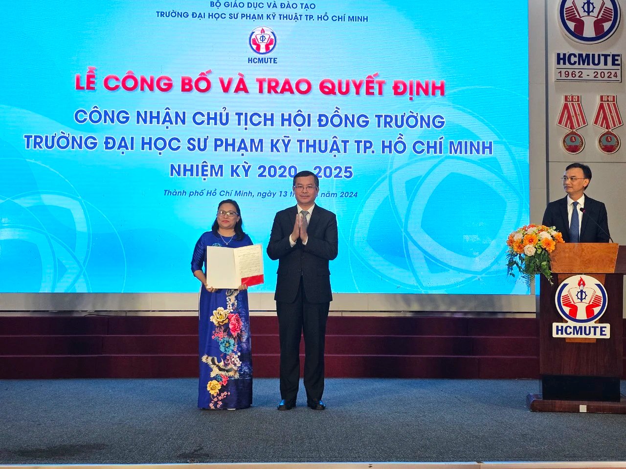 Trao quyết định công nhận Chủ tịch Hội đồng trường Trường ĐHSPKT TP.HCM- Ảnh 1.