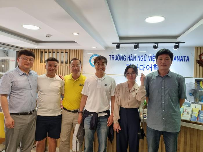 HLV Lee Yong-jin dẫn dắt ĐT Việt Nam, HLV Park Hang-seo làm cố vấn?- Ảnh 1.
