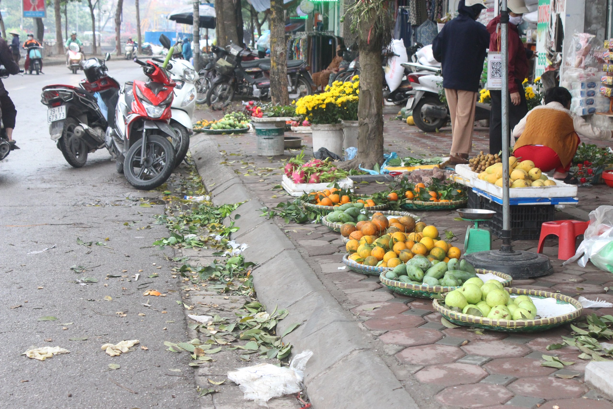 Bất chấp biển cấm, nhiều người lập chợ cóc bán hàng trên vỉa hè Hà Nội- Ảnh 2.