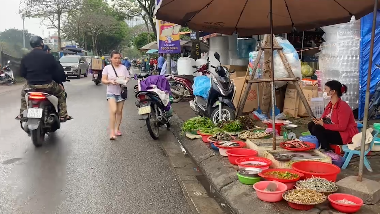 Bất chấp biển cấm, nhiều người lập chợ cóc bán hàng trên vỉa hè Hà Nội- Ảnh 3.