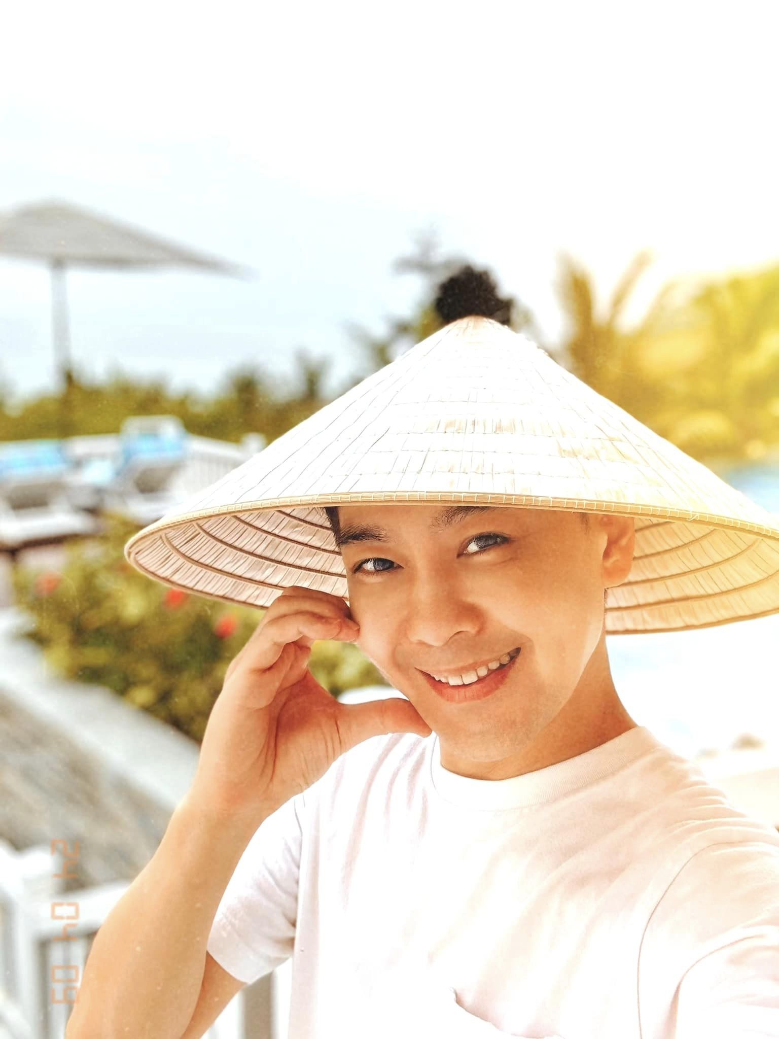 Lâm Chí Dĩnh gây sốt khi viết tiếng Việt, chèo thuyền thúng ở Hội An- Ảnh 1.