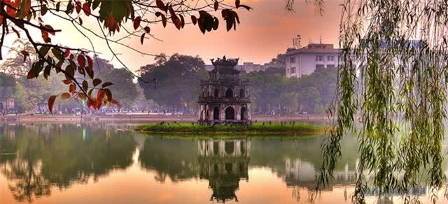 Vì sao hồ Gươm luôn có màu xanh và chưa bao giờ cạn?- Ảnh 1.