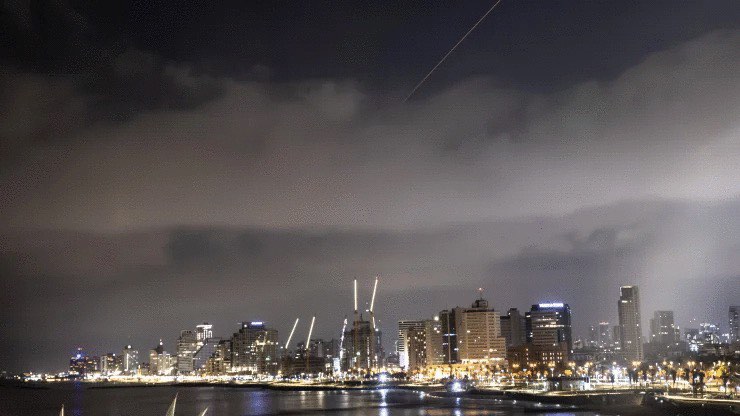 Chuyện gì xảy ra ở Israel khi Iran phóng hơn 200 tên lửa, máy bay không người lái tấn công chưa từng có- Ảnh 1.