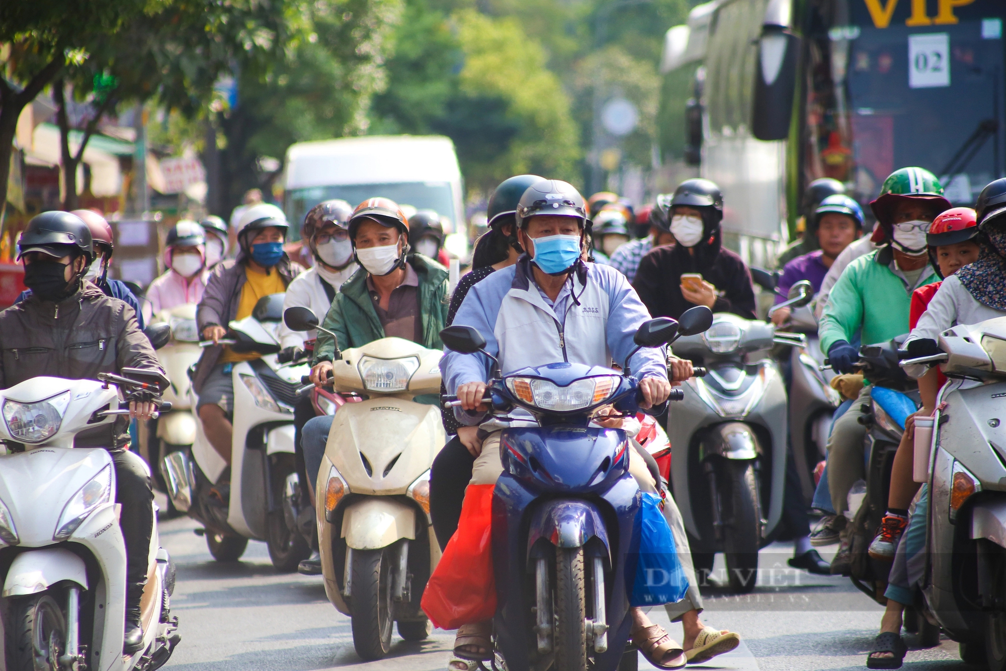 Người Sài Gòn trân mình dang nắng mưu sinh - Ảnh 2.