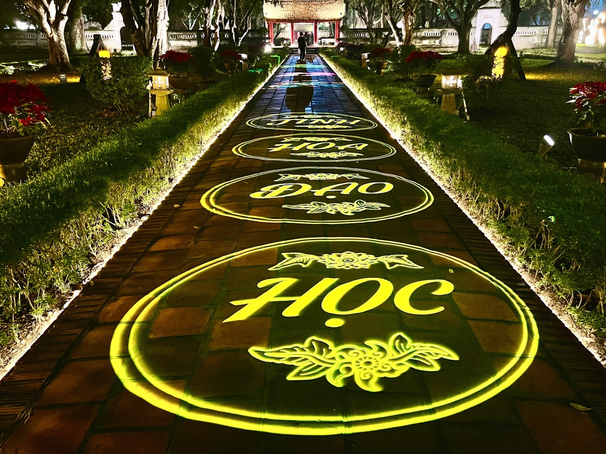 Điều chưa biết về “bữa tiệc âm thanh ánh sáng” trong tour đêm Văn Miếu - Quốc Tử Giám- Ảnh 1.