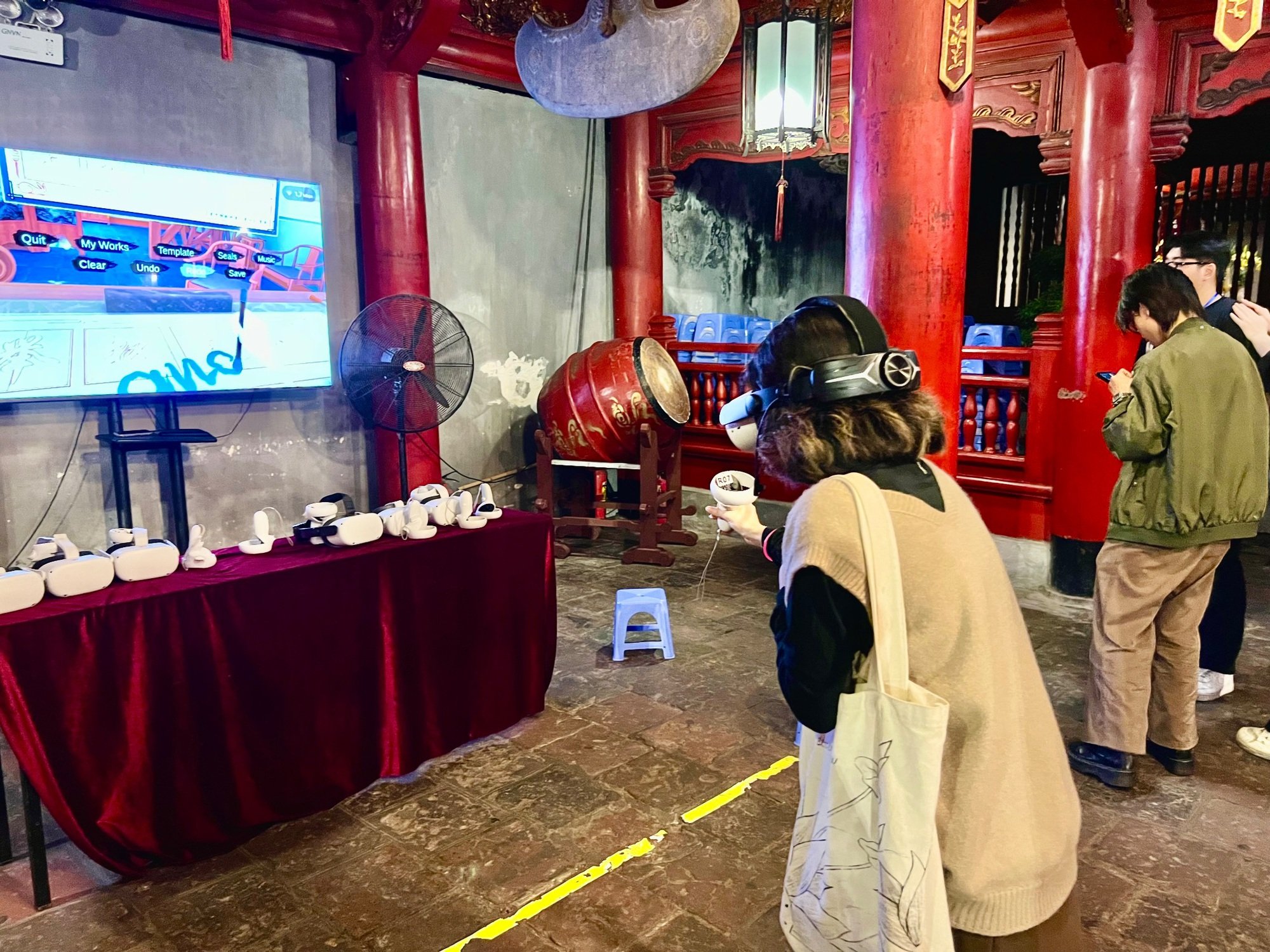 Điều chưa biết về “bữa tiệc âm thanh ánh sáng” trong tour đêm Văn Miếu - Quốc Tử Giám- Ảnh 2.