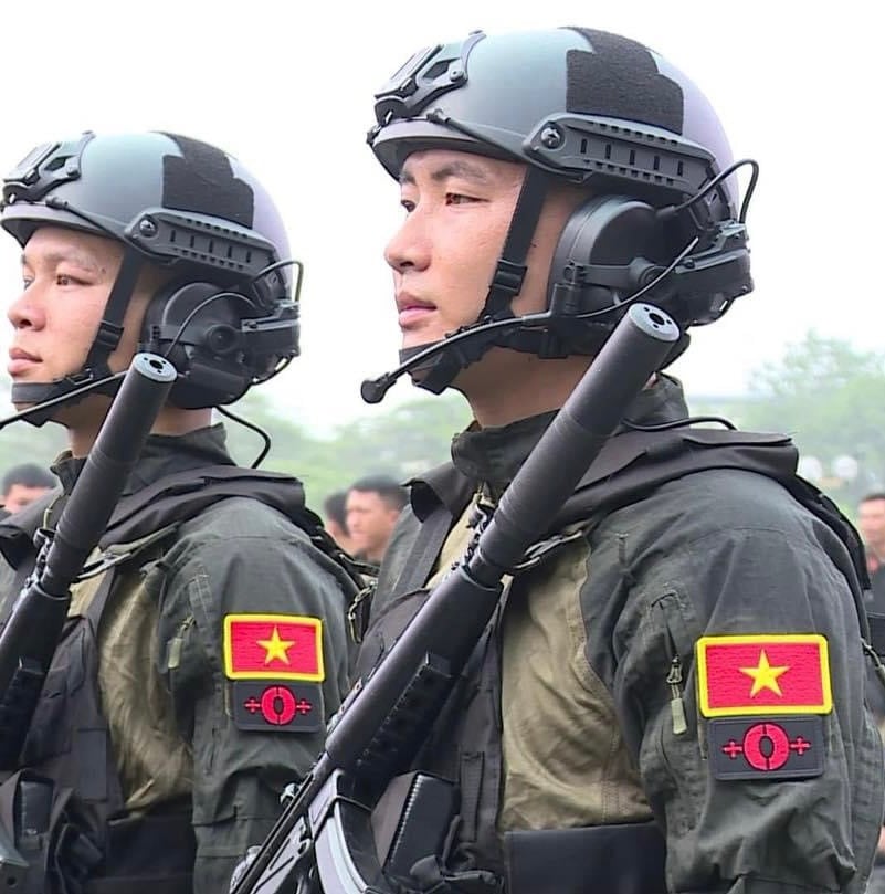 Ký hiệu nhóm máu trên áo của cảnh sát đặc nhiệm gây xôn xao cộng đồng mạng có ý nghĩa gì?- Ảnh 3.