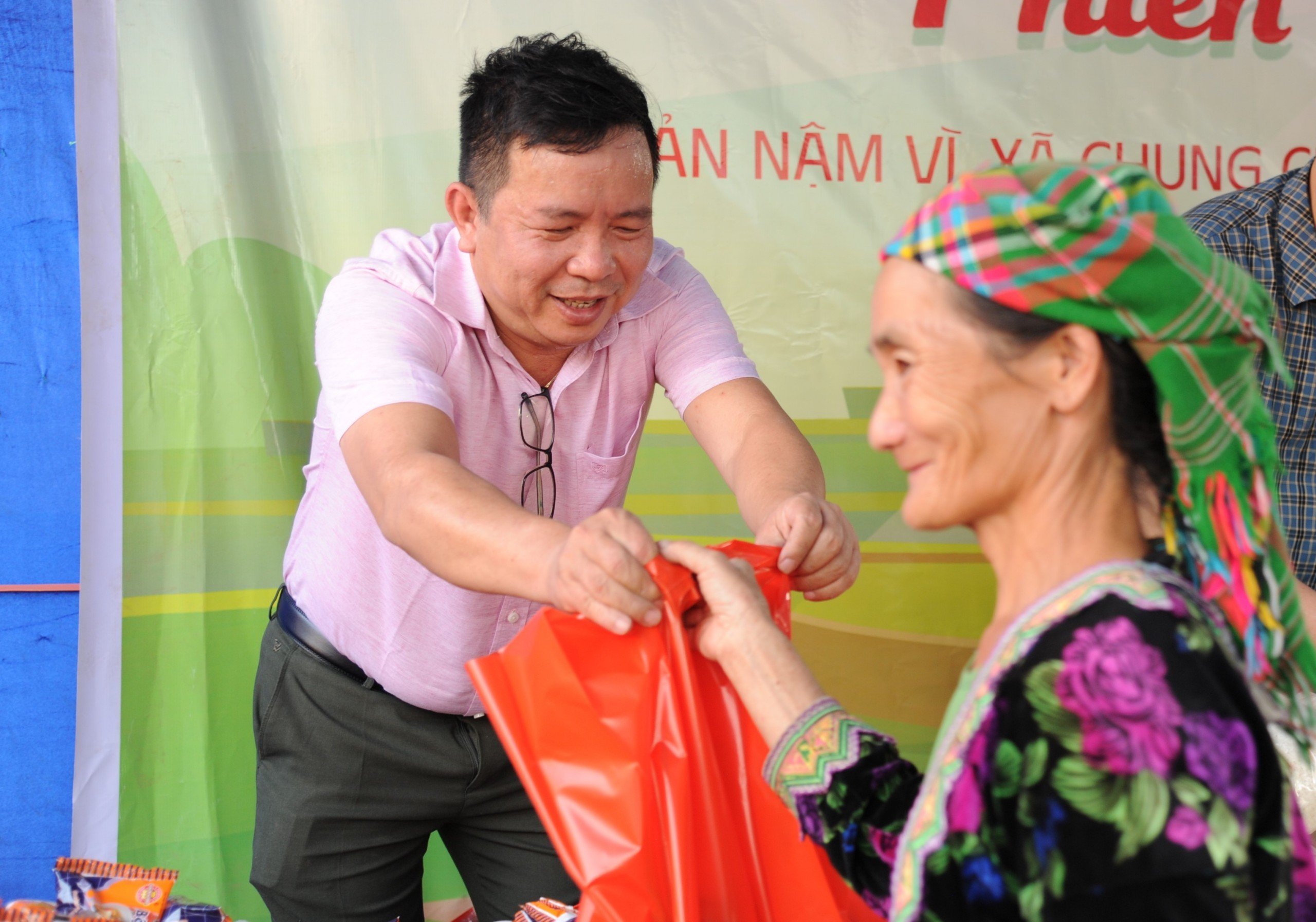 Nha khoa Sài Gòn H.N gieo niềm vui nơi bản nghèo với “Phiên Chợ 0 đồng"- Ảnh 1.