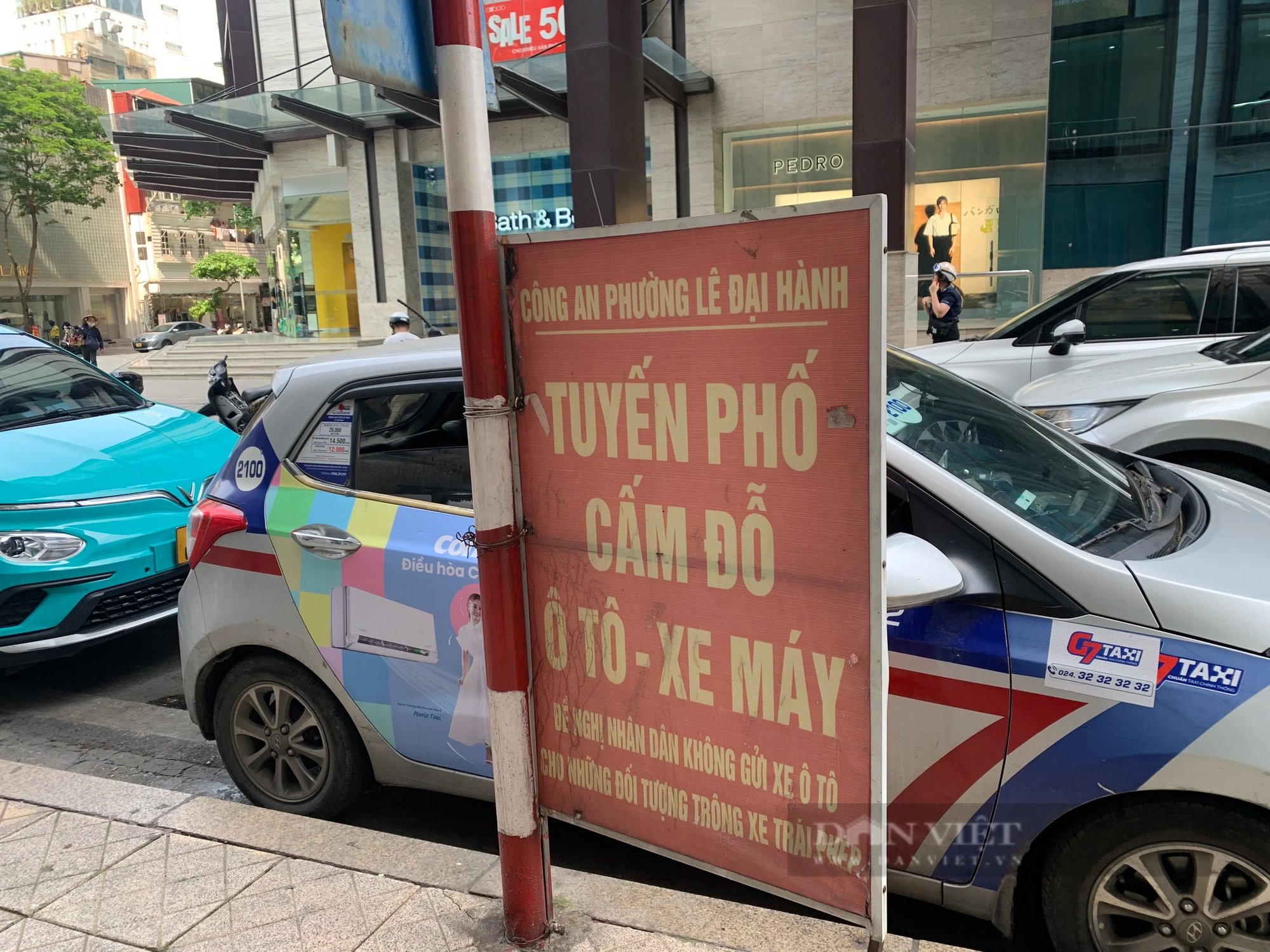 Hà Nội: Nhiều xe dừng đỗ tràn lan trên lòng đường bất chấp biển cấm- Ảnh 1.