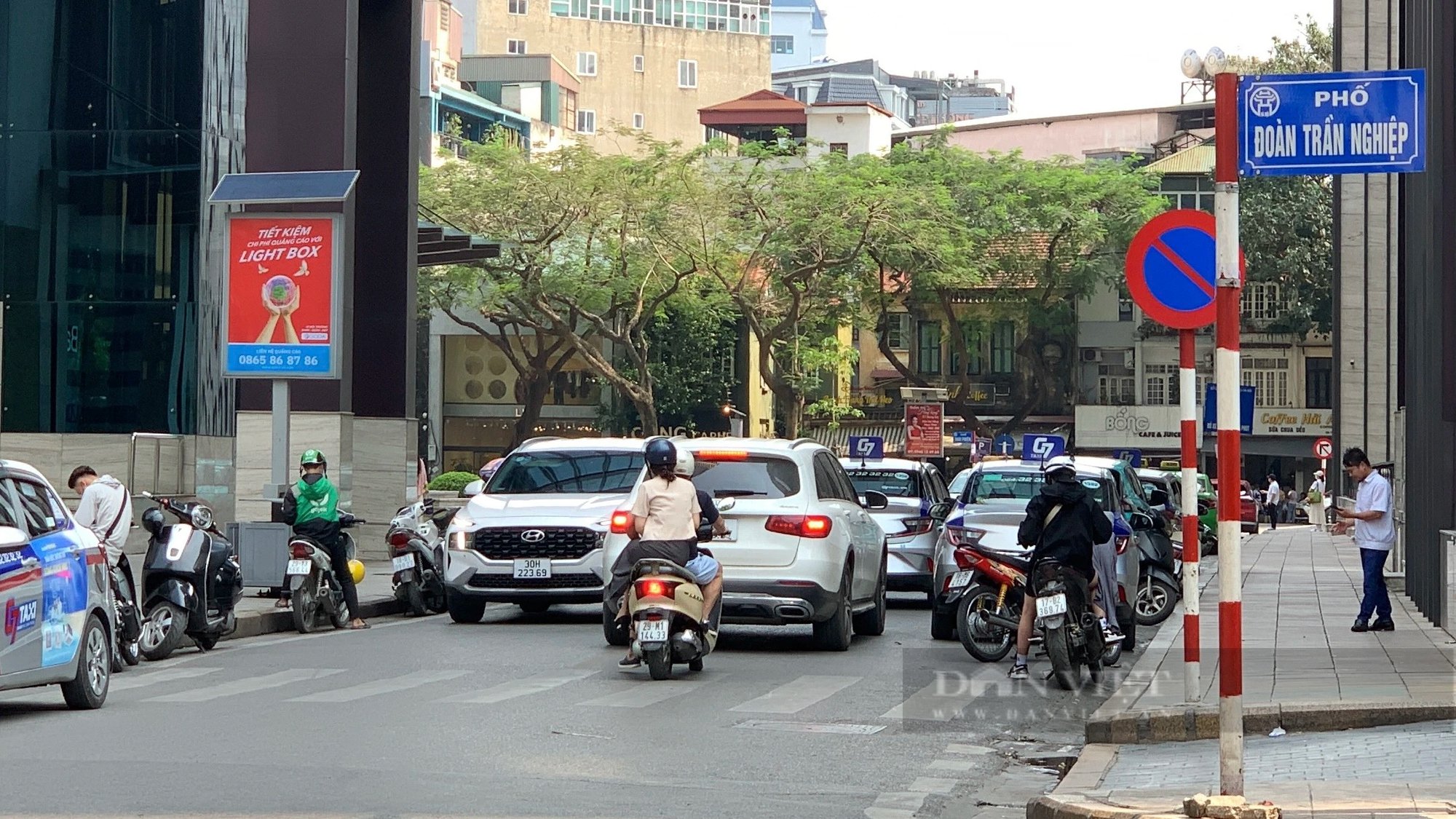 Hà Nội: Nhiều xe dừng đỗ tràn lan trên lòng đường bất chấp biển cấm- Ảnh 2.