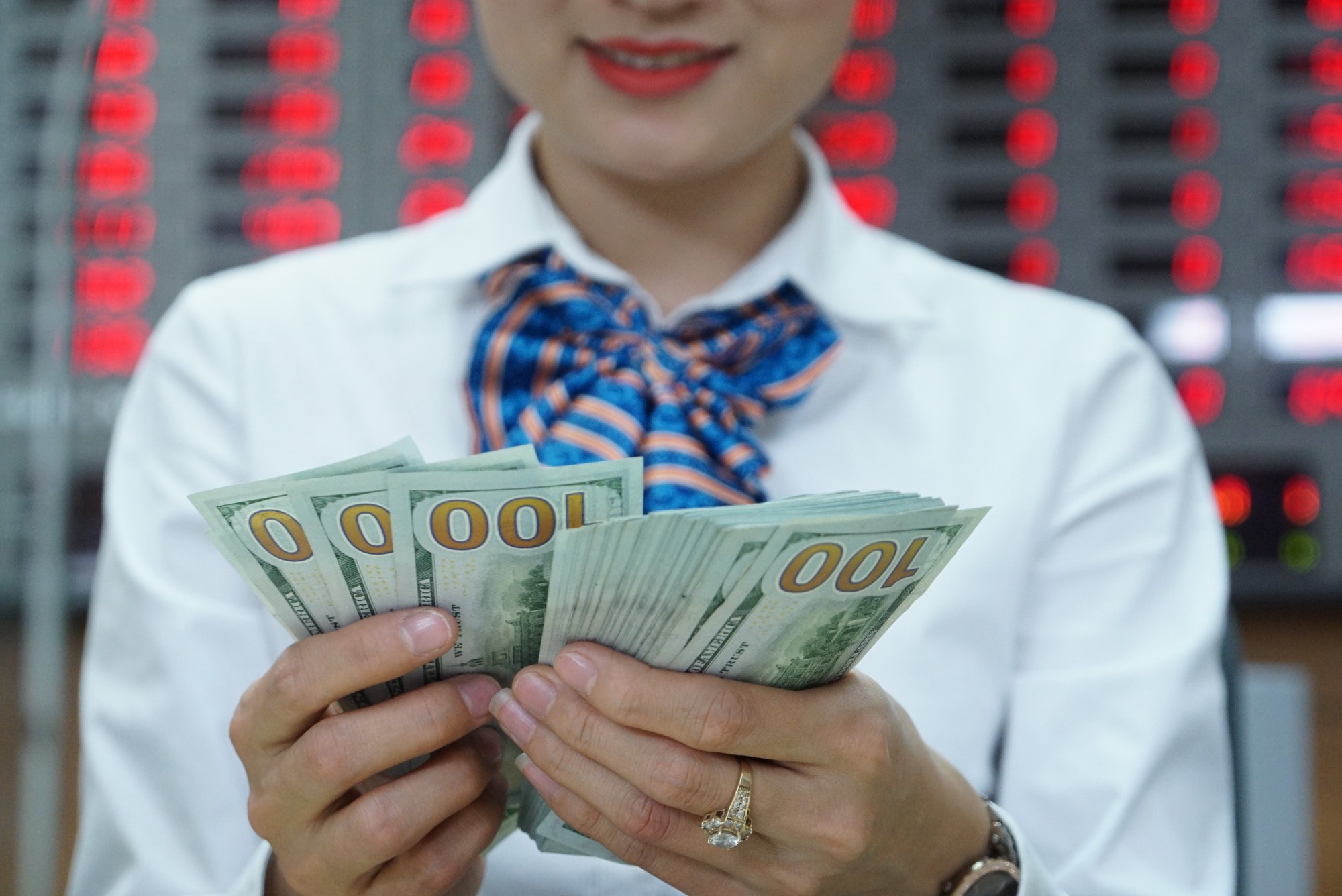 Giá USD ngân hàng tiếp tục lập đỉnh - Ảnh 2.