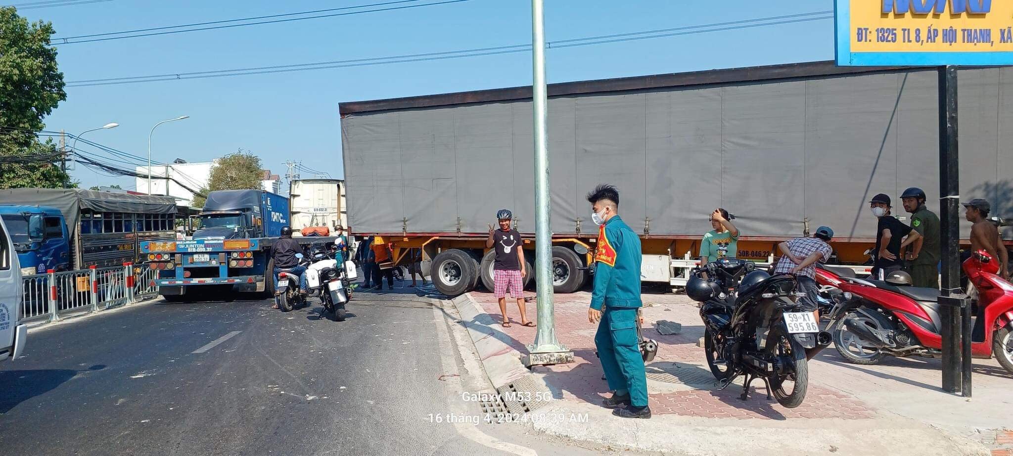 Xe container tông vào dải phân cách, đè nát một xe máy ở TP.HCM - Ảnh 1.