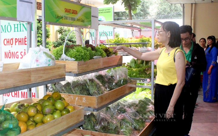 Các đơn vị đã áp dụng truy xuất nguồn gốc sản phẩm rau, quả tươi sẽ tiếp tục hỗ trợ xây dựng thương hiệu, quảng bá tại các hội chợ triển lãm, chợ phiên nông sản an toàn. Ảnh: Mạnh Hùng