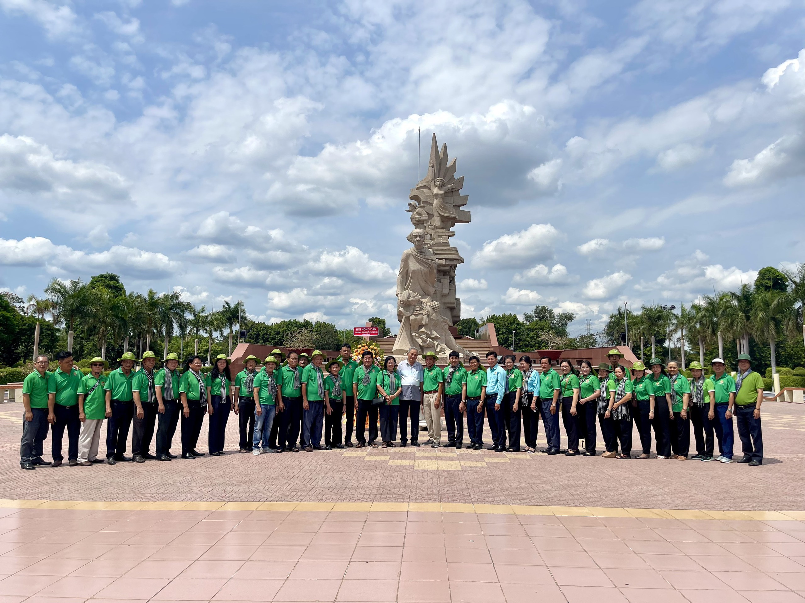 Hội Nông dân TP HCM tổ chức hành trình về nguồn tại Long An- Ảnh 1.