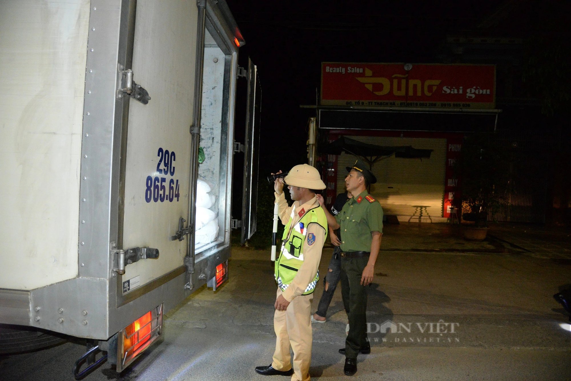 Nghi phạm bịt mặt, đeo găng tay cướp tiệm vàng bị bắt sau 5 giờ gây án- Ảnh 3.