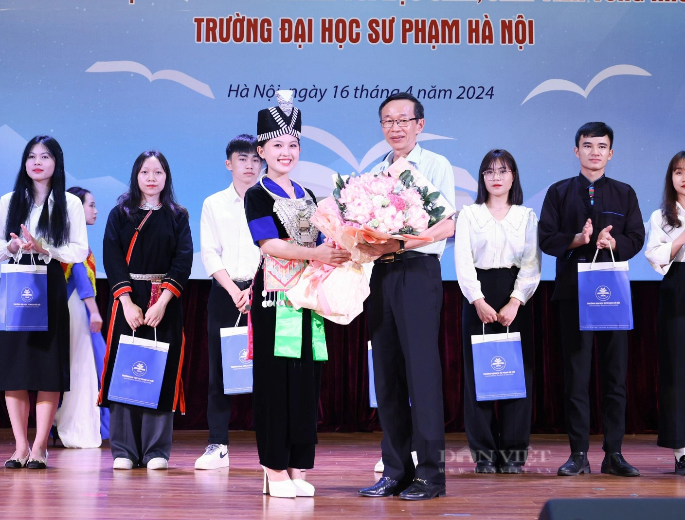 Chân dung nữ sinh được hiệu trưởng Trường Đại học Sư phạm Hà Nội tặng... thỏi son- Ảnh 2.