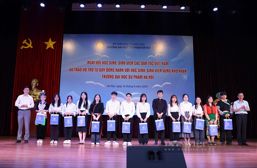 Chân dung nữ sinh được hiệu trưởng Trường Đại học Sư phạm Hà Nội tặng... thỏi son- Ảnh 3.