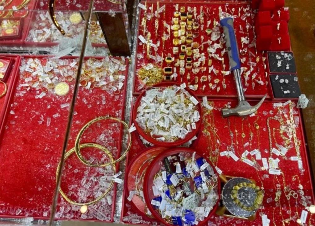 Danh tính nghi phạm bịt mặt, dùng búa cướp tiệm vàng ở Hà Tĩnh vừa sa lưới- Ảnh 2.