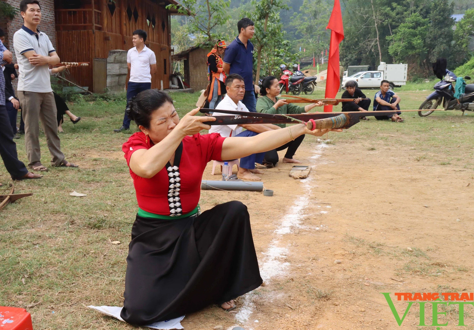 Độc đáo màn quăng chài bắt cá, đơm cúc áo cóm, múa hát cùng trống chiêng tại lễ hội Then Kin Pang- Ảnh 2.