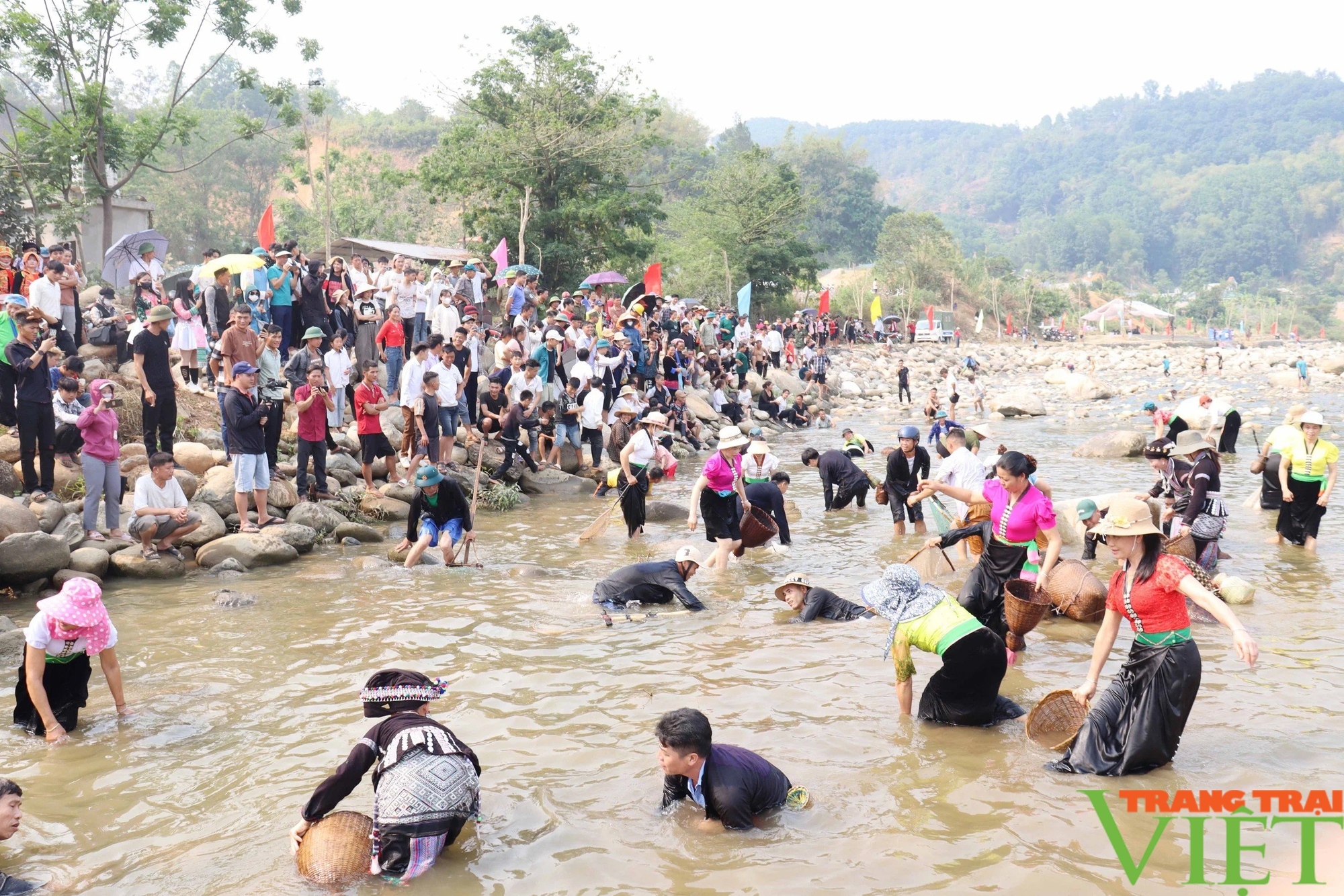 Độc đáo màn quăng chài bắt cá, đơm cúc áo cóm, múa hát cùng trống chiêng tại lễ hội Then Kin Pang- Ảnh 3.